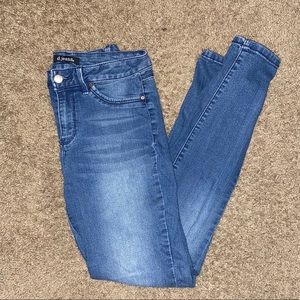 D. Jeans. Size 6. Skinny